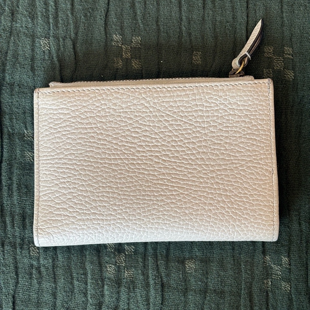 Gucci Marmot White Pebbled Leather Zip Wallet with Gold Bow Accent EUC - Picture 2 of 9